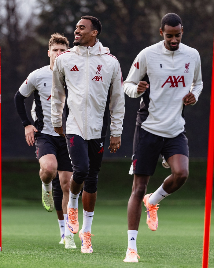 利物浦训练开放日；关键时刻防线松动引欢呼；足总杯在即；团队化学反应显著的简单介绍