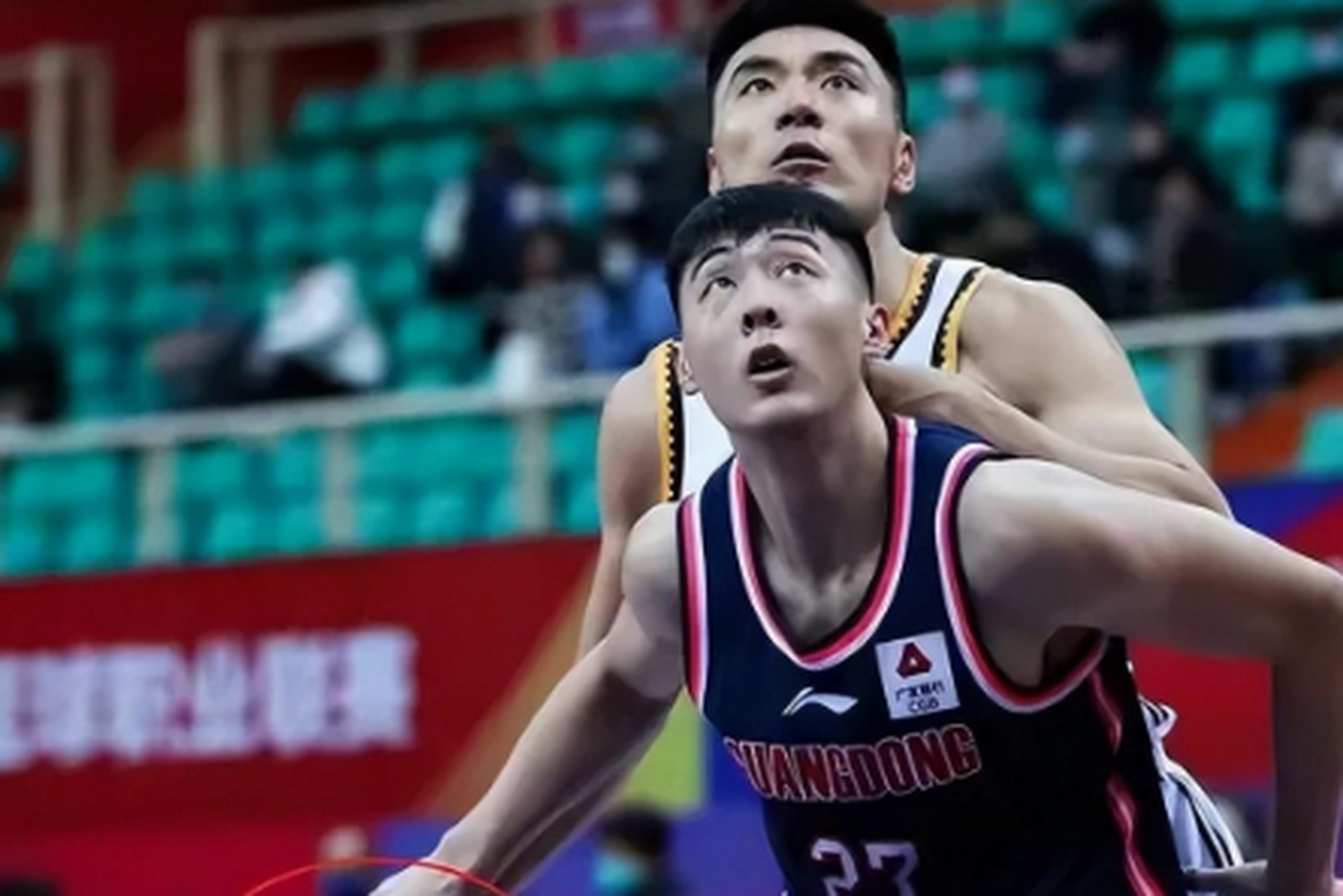 英雄-包含法兰克福训练开放日，今晨主帅复盘引欢呼，CBA常规赛在即，高层口径保持一致的词条